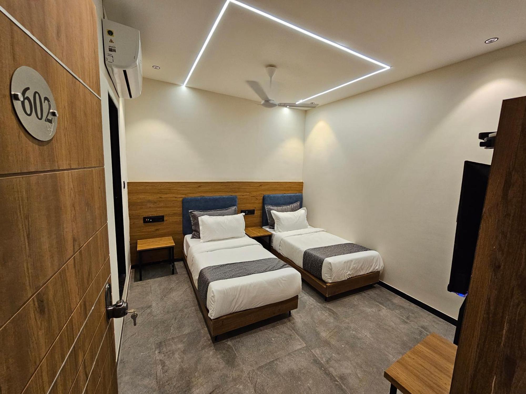 Hotel Nova Palm ราชโกฎิ ภายนอก รูปภาพ