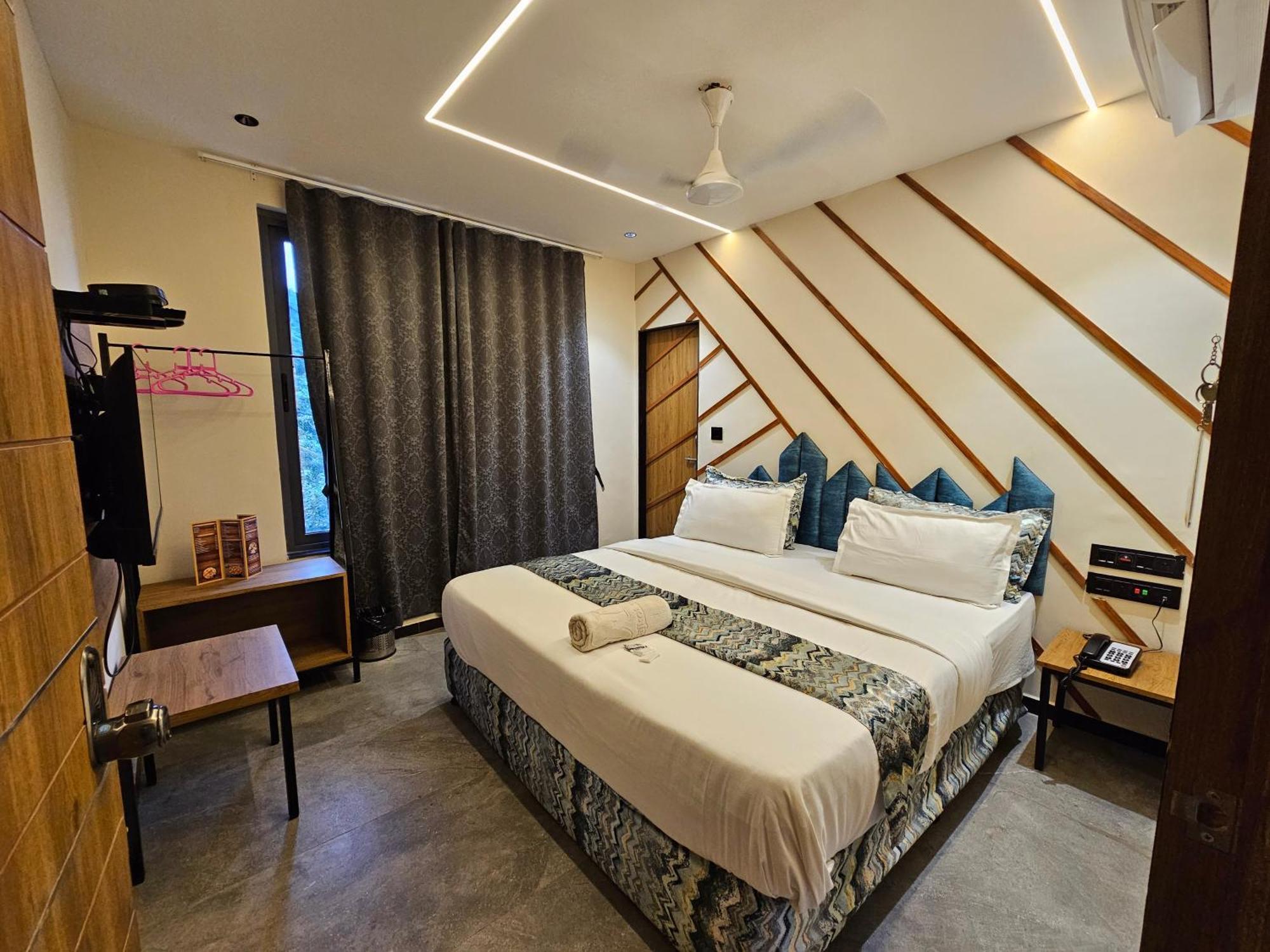 Hotel Nova Palm ราชโกฎิ ภายนอก รูปภาพ
