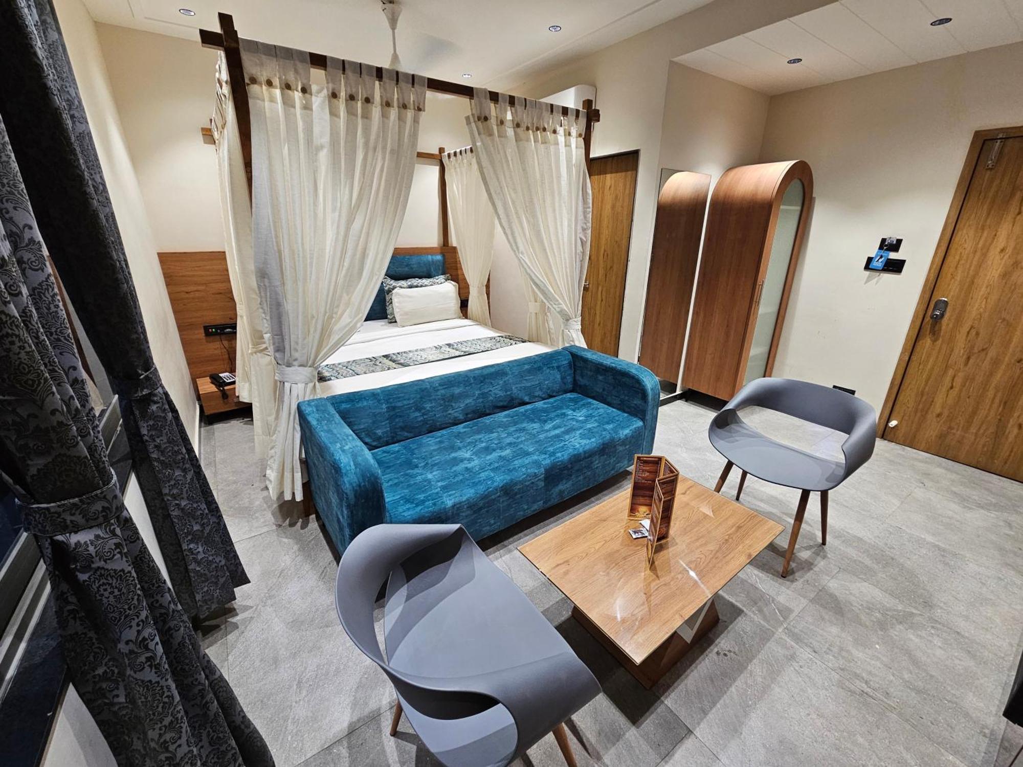 Hotel Nova Palm ราชโกฎิ ภายนอก รูปภาพ