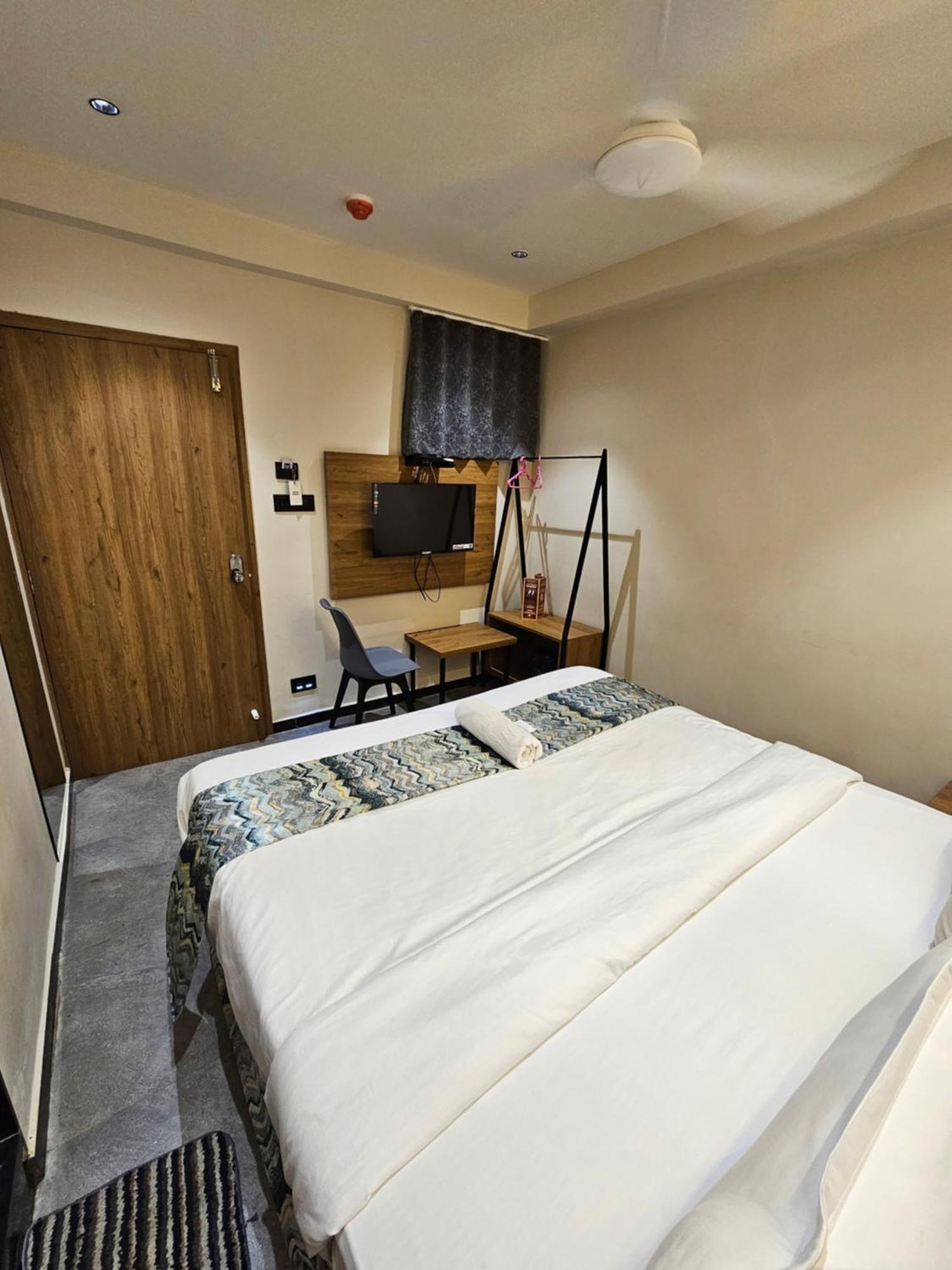 Hotel Nova Palm ราชโกฎิ ภายนอก รูปภาพ