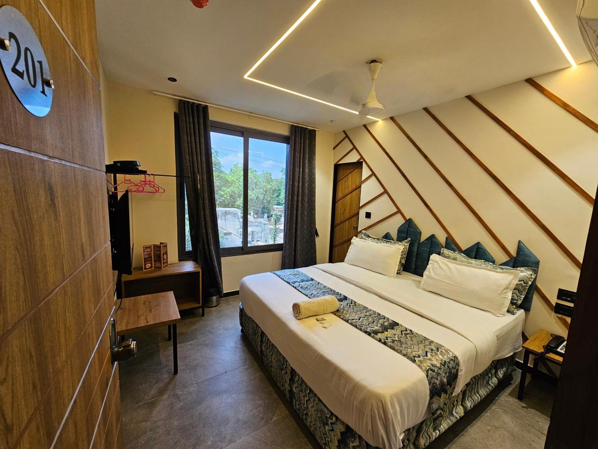 Hotel Nova Palm ราชโกฎิ ภายนอก รูปภาพ